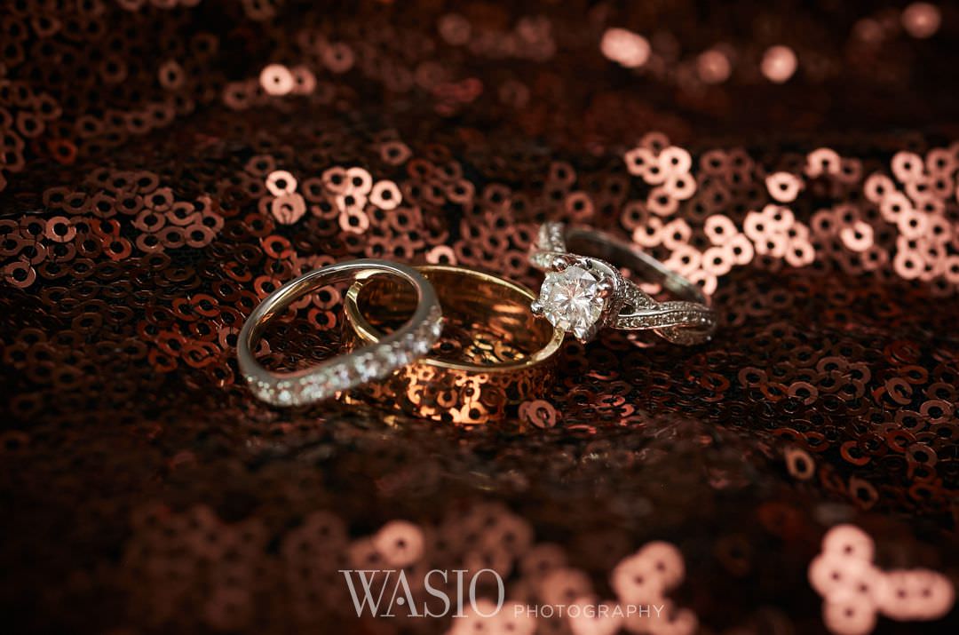 01-chicago-trump-tower-wedding-river-rings-details Chicago River Roast Wedding - Joanna + Mateusz