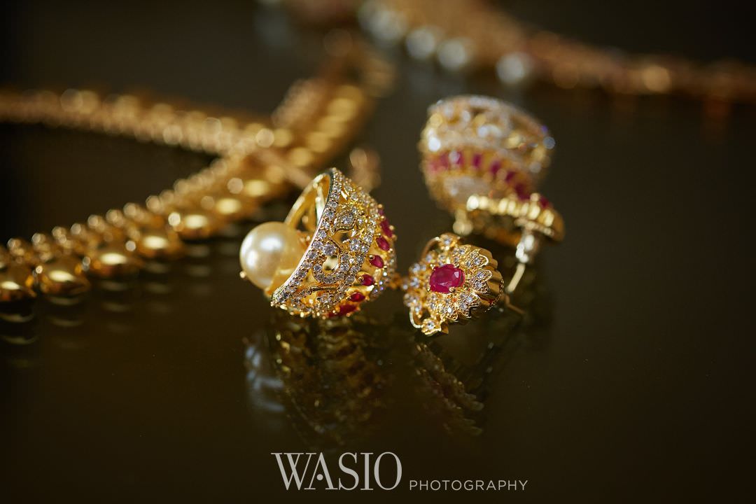 02-Indian-wedding-chicago-rosemont-details-earings Indian Wedding at Rosemont Convention Center - Arya and Arpit