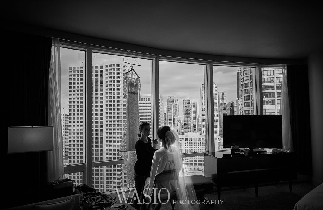 05-chicago-trump-tower-wedding-river-preparation-bride Chicago River Roast Wedding - Joanna + Mateusz