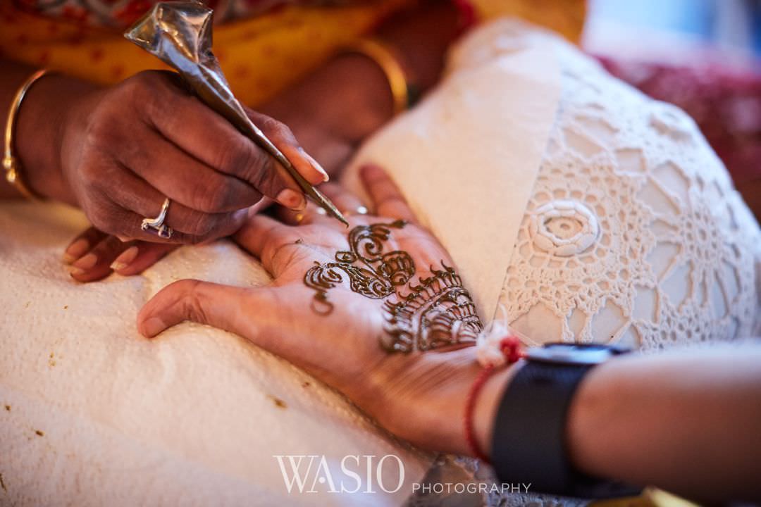 08-Indian-wedding-chicago-rosemont-henna-preparation Indian Wedding at Rosemont Convention Center - Arya and Arpit