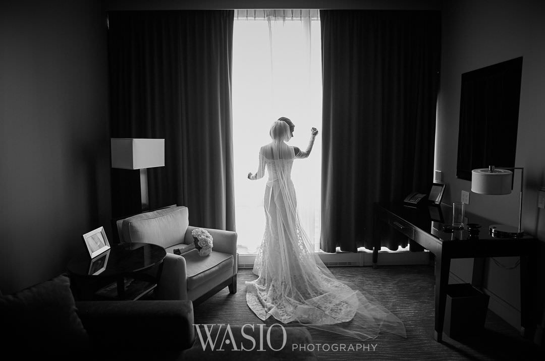 09-chicago-trump-tower-wedding-river-bridal-portrait Chicago River Roast Wedding - Joanna + Mateusz