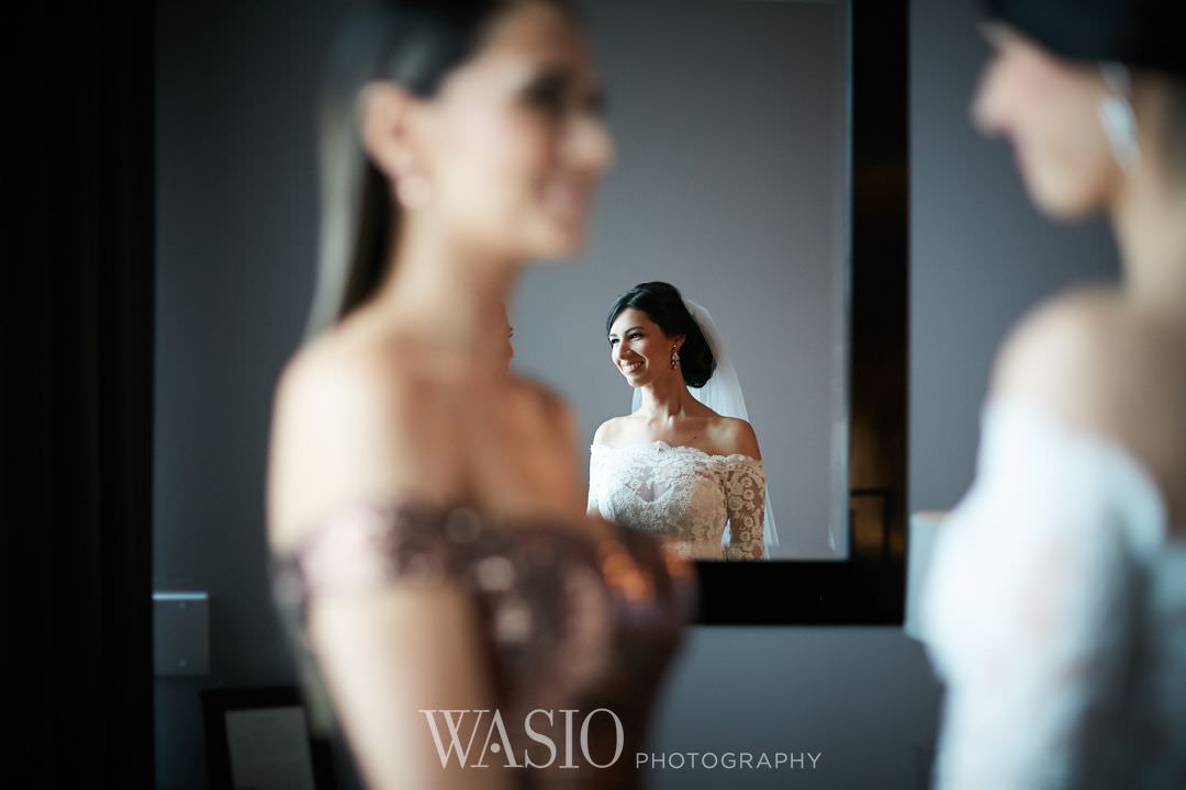 10-chicago-trump-tower-wedding-river-bride-portrait Chicago River Roast Wedding - Joanna + Mateusz