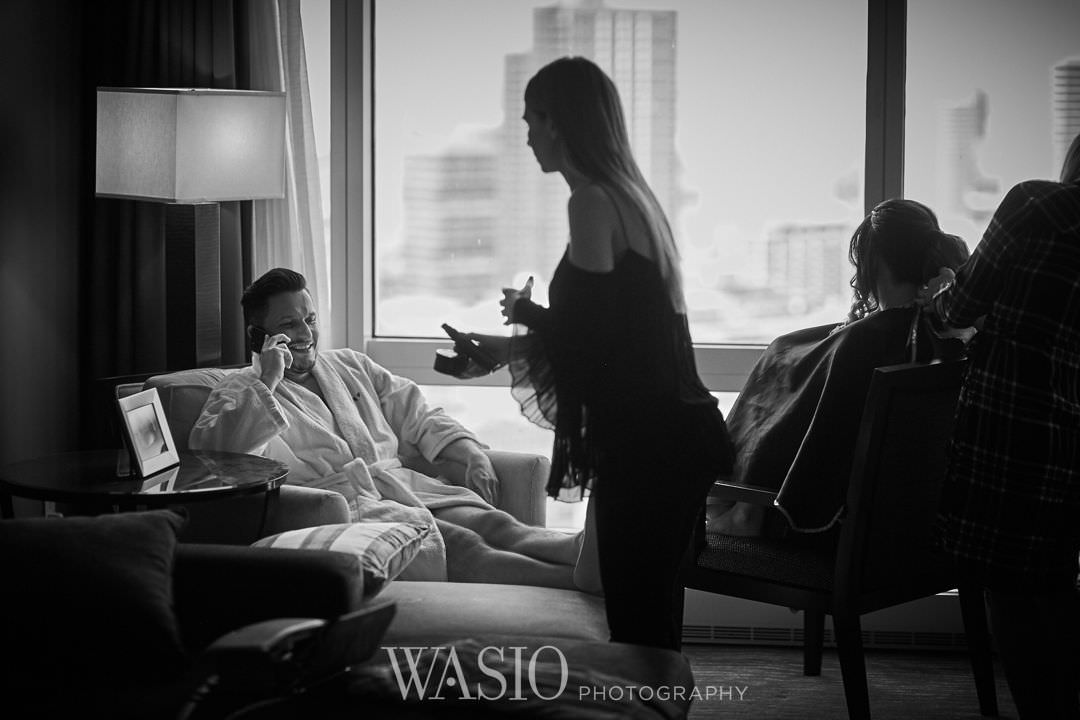 11-chicago-trump-tower-wedding-river-groom-preparation Chicago River Roast Wedding - Joanna + Mateusz