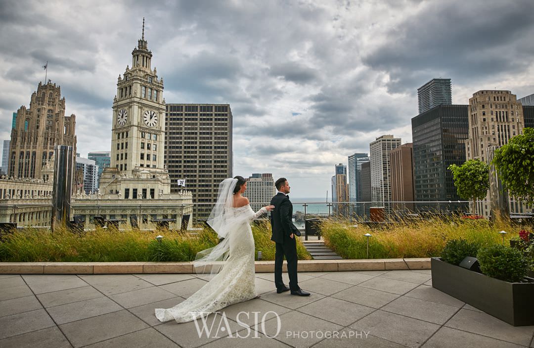 14-chicago-trump-tower-wedding-river-first-look-bridal Chicago River Roast Wedding - Joanna + Mateusz