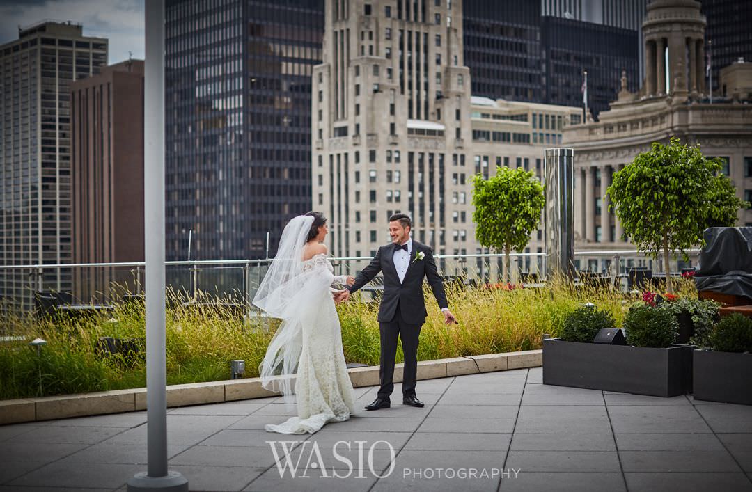 15-chicago-trump-tower-wedding-river-first-look-happy Chicago River Roast Wedding - Joanna + Mateusz