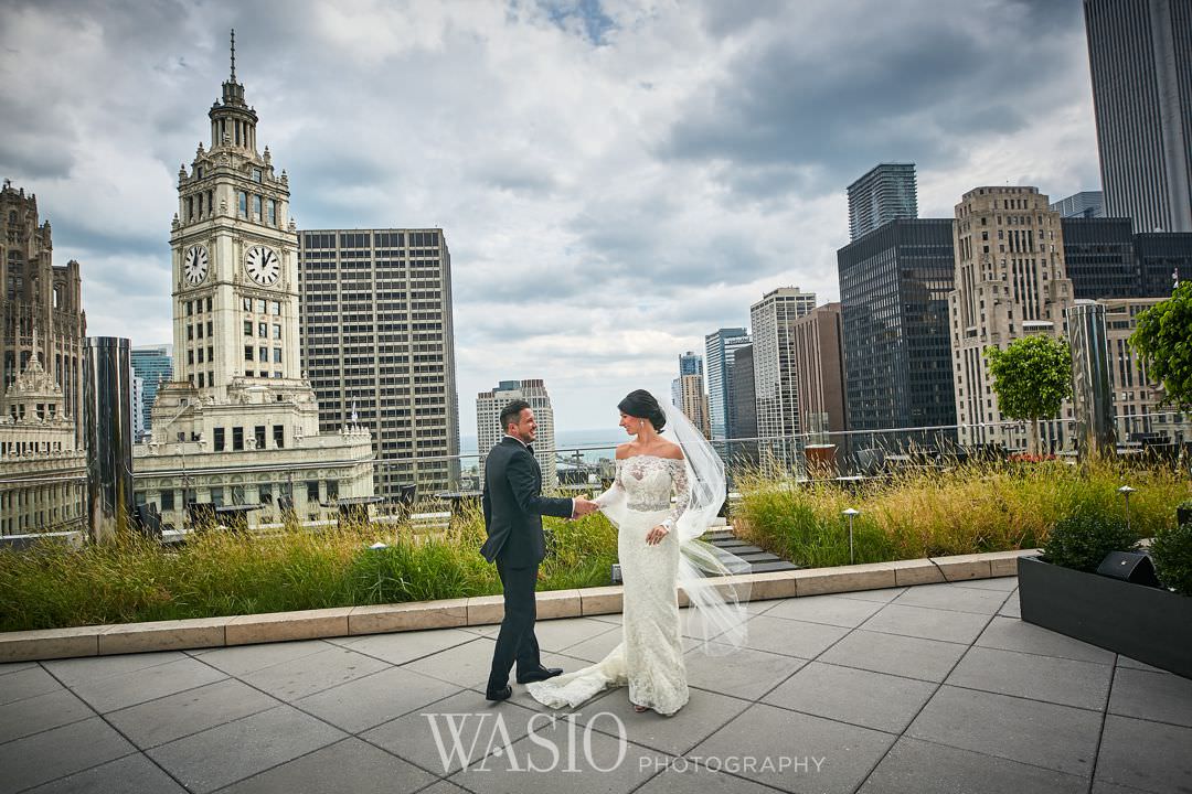 16-chicago-trump-tower-wedding-river-terrace-bride Chicago River Roast Wedding - Joanna + Mateusz