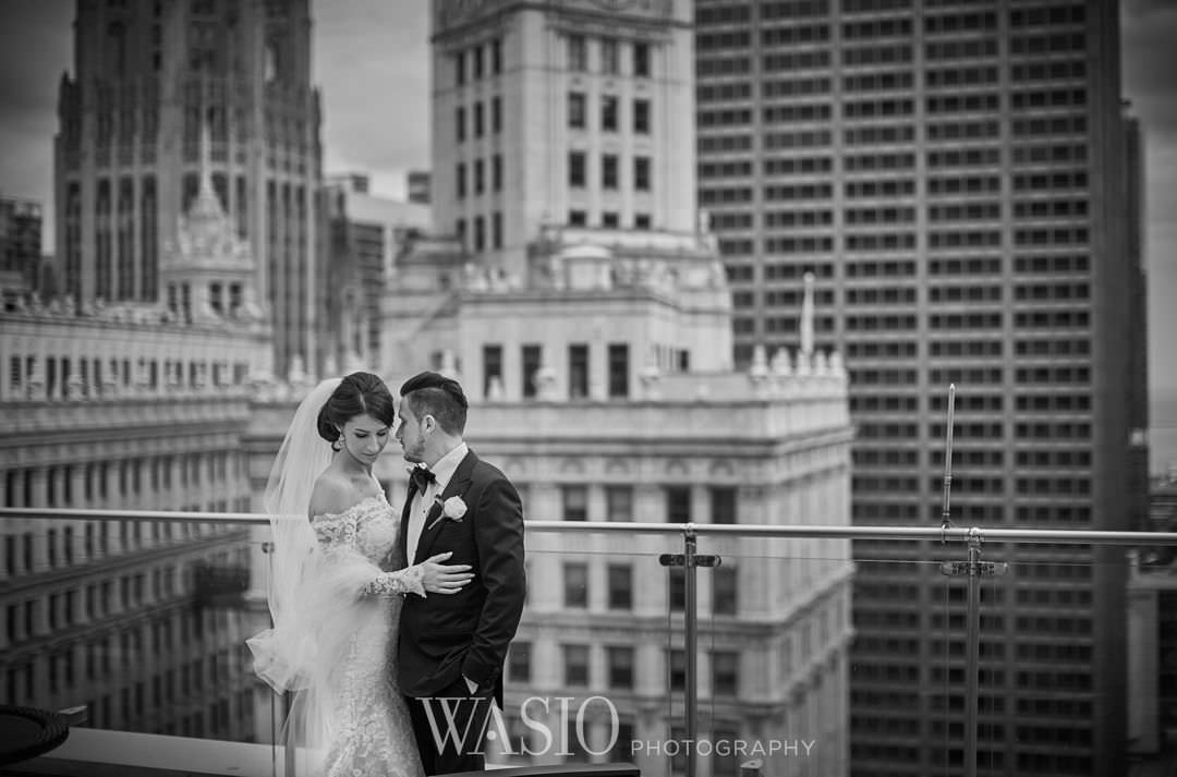 18-chicago-trump-tower-wedding-river-in-love-skyline Chicago River Roast Wedding - Joanna + Mateusz