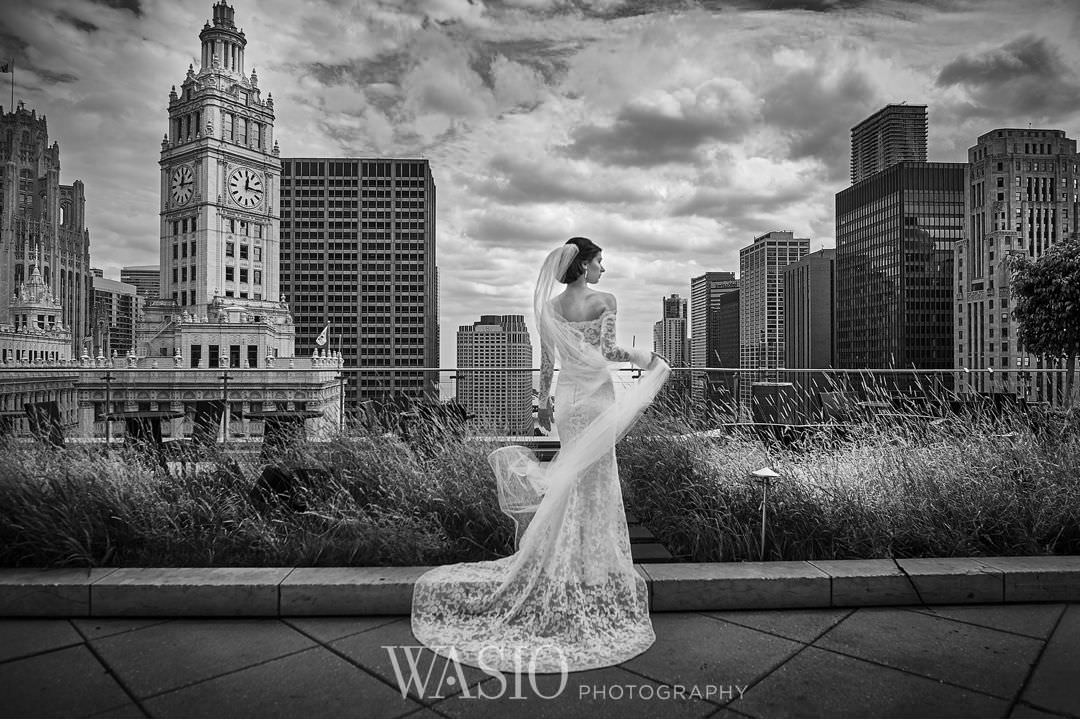 21-chicago-trump-tower-wedding-river-bride-portrait-classy Chicago River Roast Wedding - Joanna + Mateusz