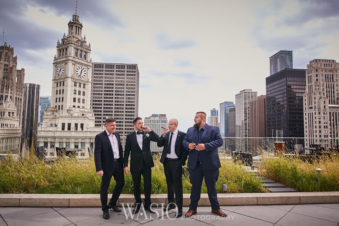 22-chicago-trump-tower-wedding-river-groomsmen Chicago River Roast Wedding - Joanna + Mateusz