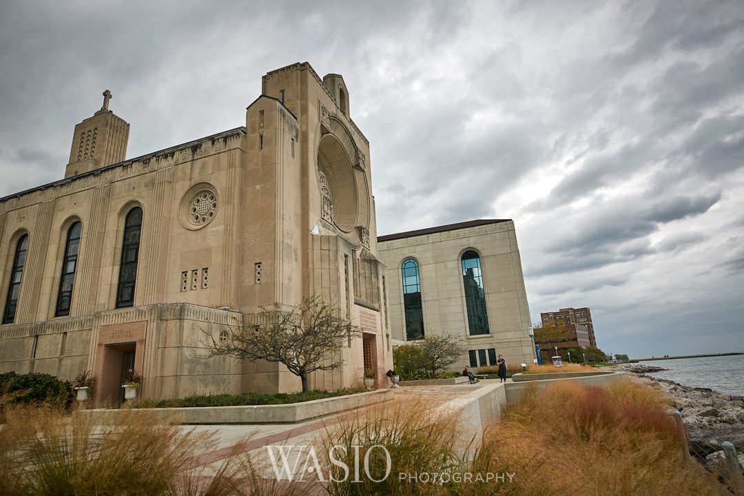 24-chicago-trump-tower-wedding-river-loyola-church Chicago River Roast Wedding - Joanna + Mateusz