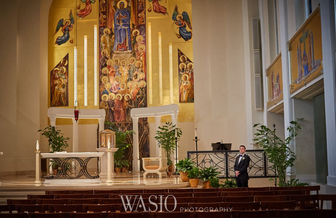 26-chicago-trump-tower-wedding-river-loyola-church-groom Chicago River Roast Wedding - Joanna + Mateusz