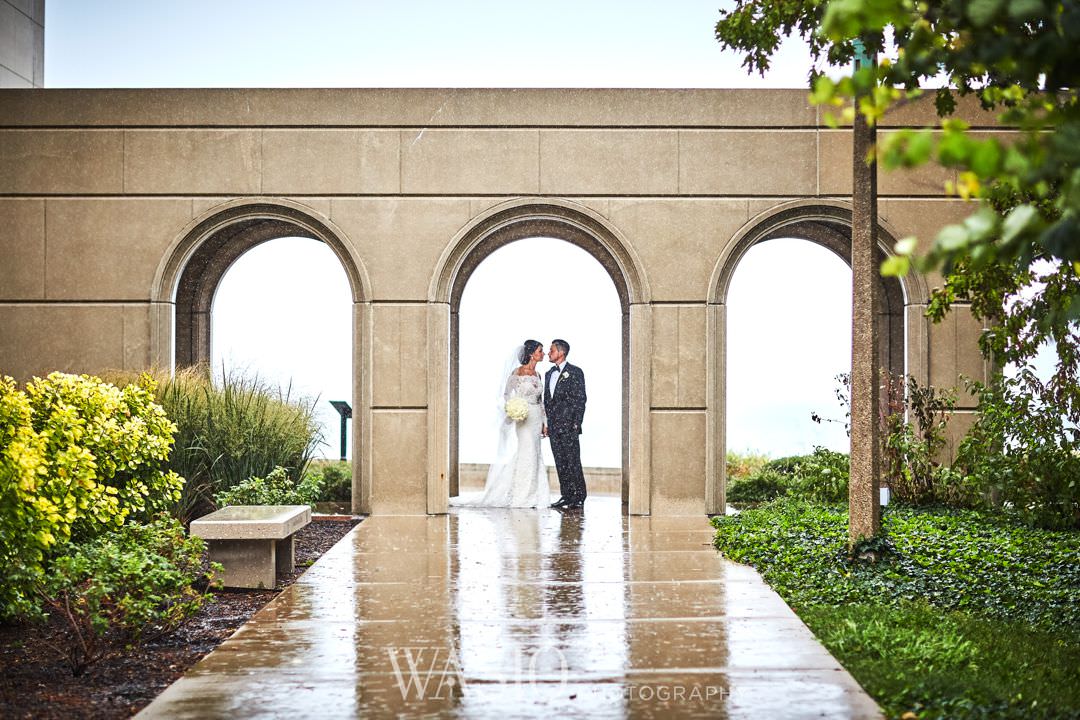 31-chicago-trump-tower-wedding-river-rainy-day-portrait Chicago River Roast Wedding - Joanna + Mateusz