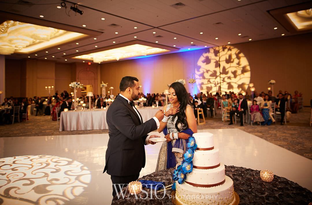 36-Indian-wedding-chicago-rosemont-cake-decor Indian Wedding at Rosemont Convention Center - Arya and Arpit
