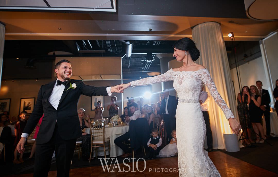 46-chicago-trump-tower-wedding-river-roast-first-dance-bride Chicago River Roast Wedding - Joanna + Mateusz