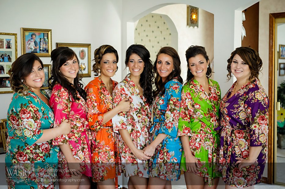 Chciago-Greek-Wedding-Venutis-0382-bride-preparation-idea-flower-colorful-robes-931x620 Greek Wedding at Venuti's - Tanya + Nick