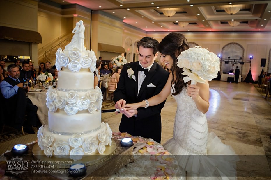 Chciago-Greek-Wedding-Venutis-0396-couple-cutting-cake-931x620 Greek Wedding at Venuti's - Tanya + Nick