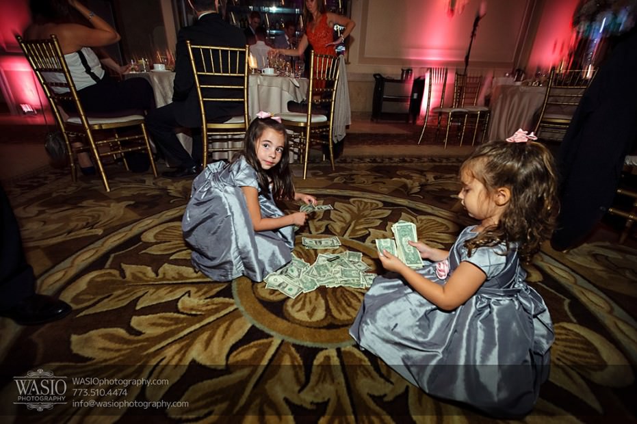 Chciago-Greek-Wedding-Venutis-0406-children-collecting-money-931x620 Greek Wedding at Venuti's - Tanya + Nick