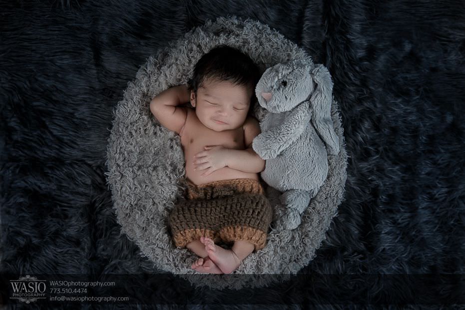 Chicago-newborn-photography-smiling-baby-boy-bunny-rabbit-stuffed-animal-peaceful-5 Chicago Newborn Photography - Kayden
