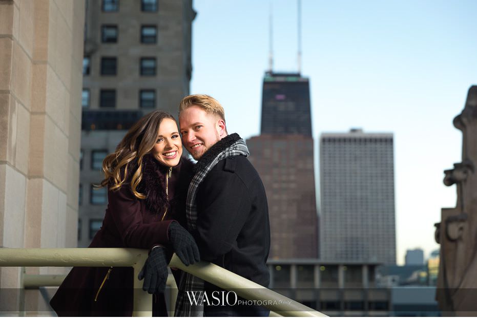 evening-engagement-photos-Chicago-Tribune-building-rooftop-city-skyline-scenic-photography-fun-photo-journalism-59 Evening Engagement Photos - Izabela and Marcin