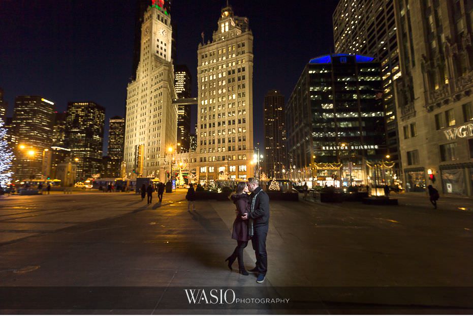 evening-engagement-photos-Chicago-Wrigley-building-iconic-landscape-couples-portrait-outdoor-63 Evening Engagement Photos - Izabela and Marcin